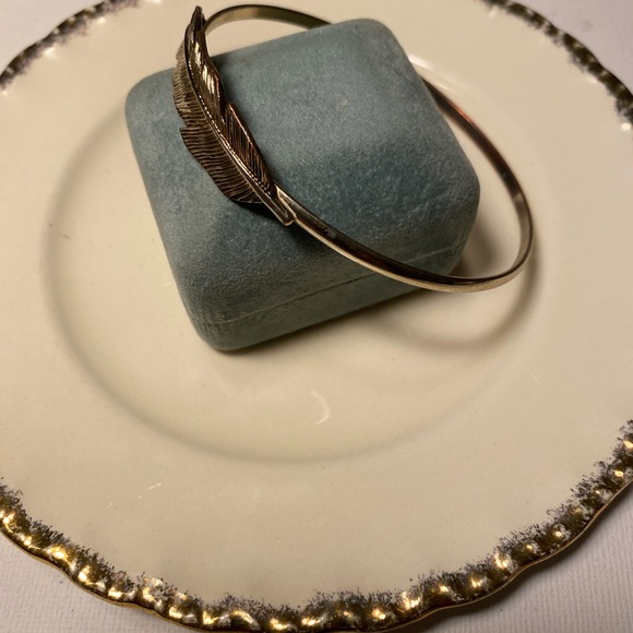 COPY - 💛 Last one!  Beautiful gold ish tone feather bangle. - Picture 6 of 7